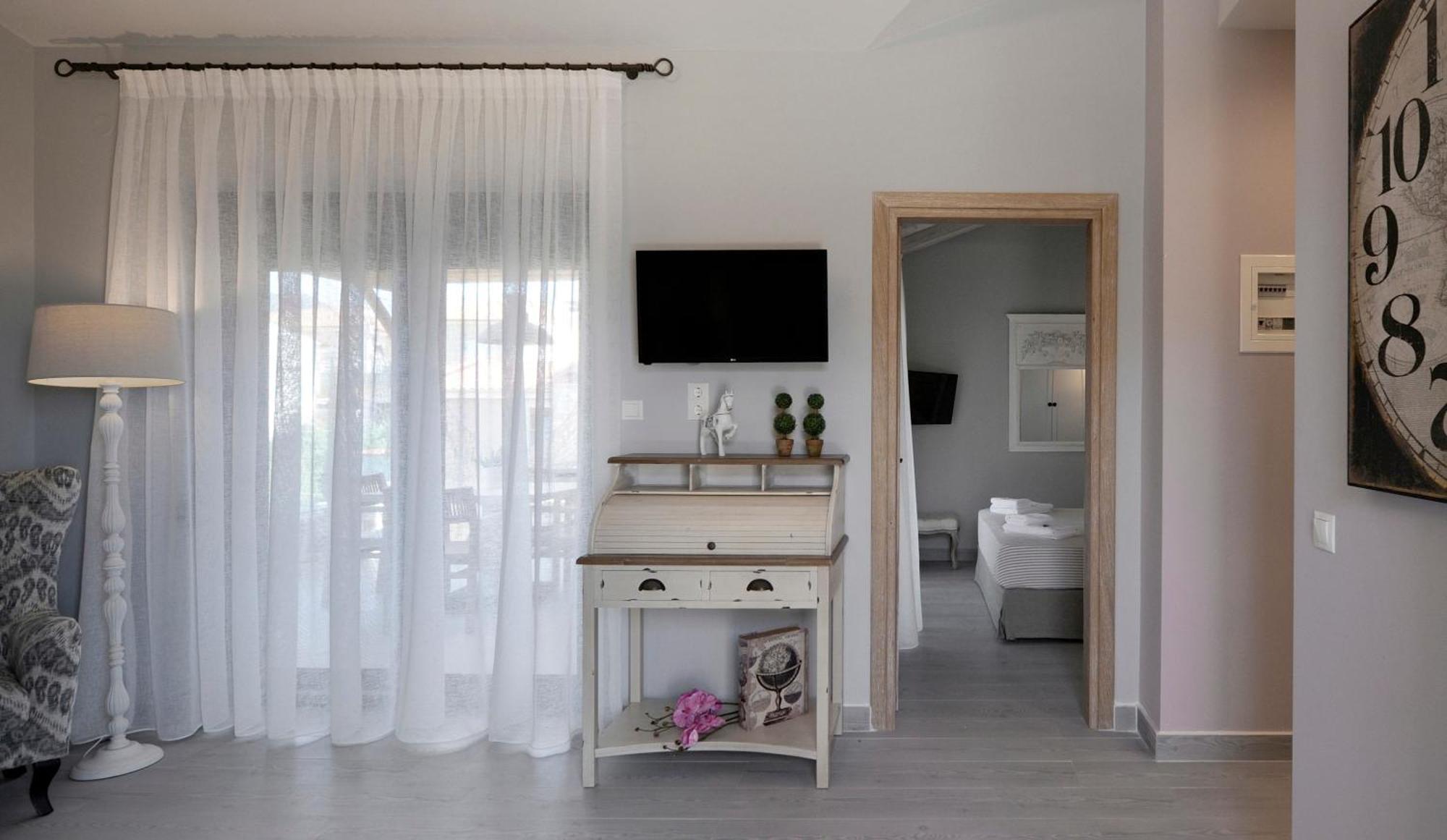 By The Sea Luxury Suites Limenas  Eksteriør billede